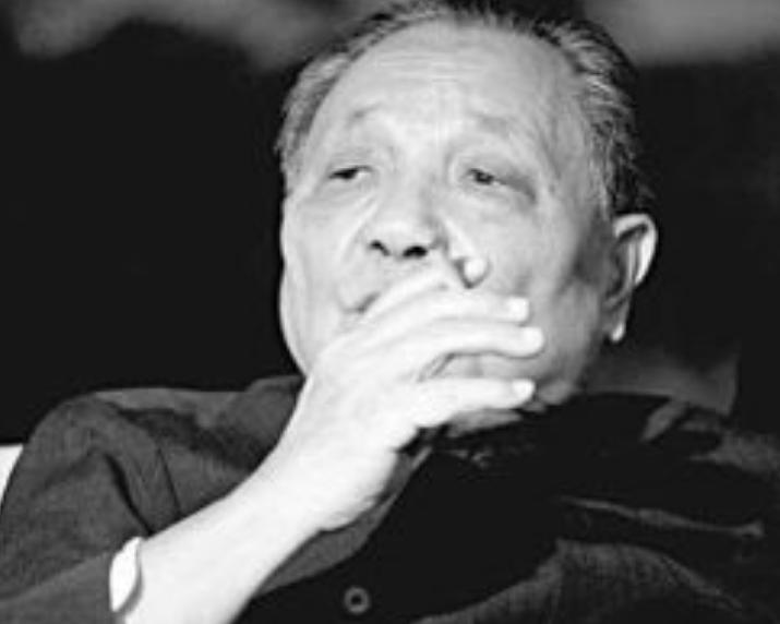 尤太忠看望*小平邓**,邓递来一支劣质香烟,尤:这烟不能抽,伤肺