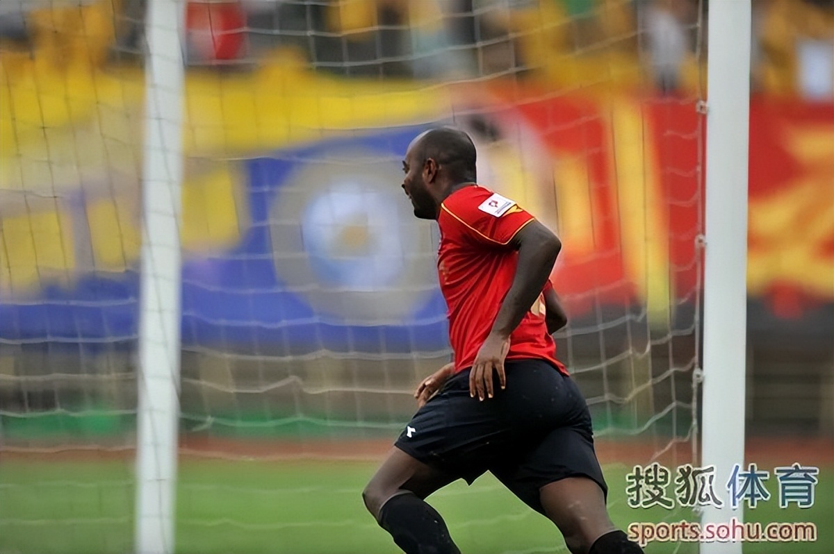 布里斯小传丨年少父亲踢球养家，法甲射手定居成都