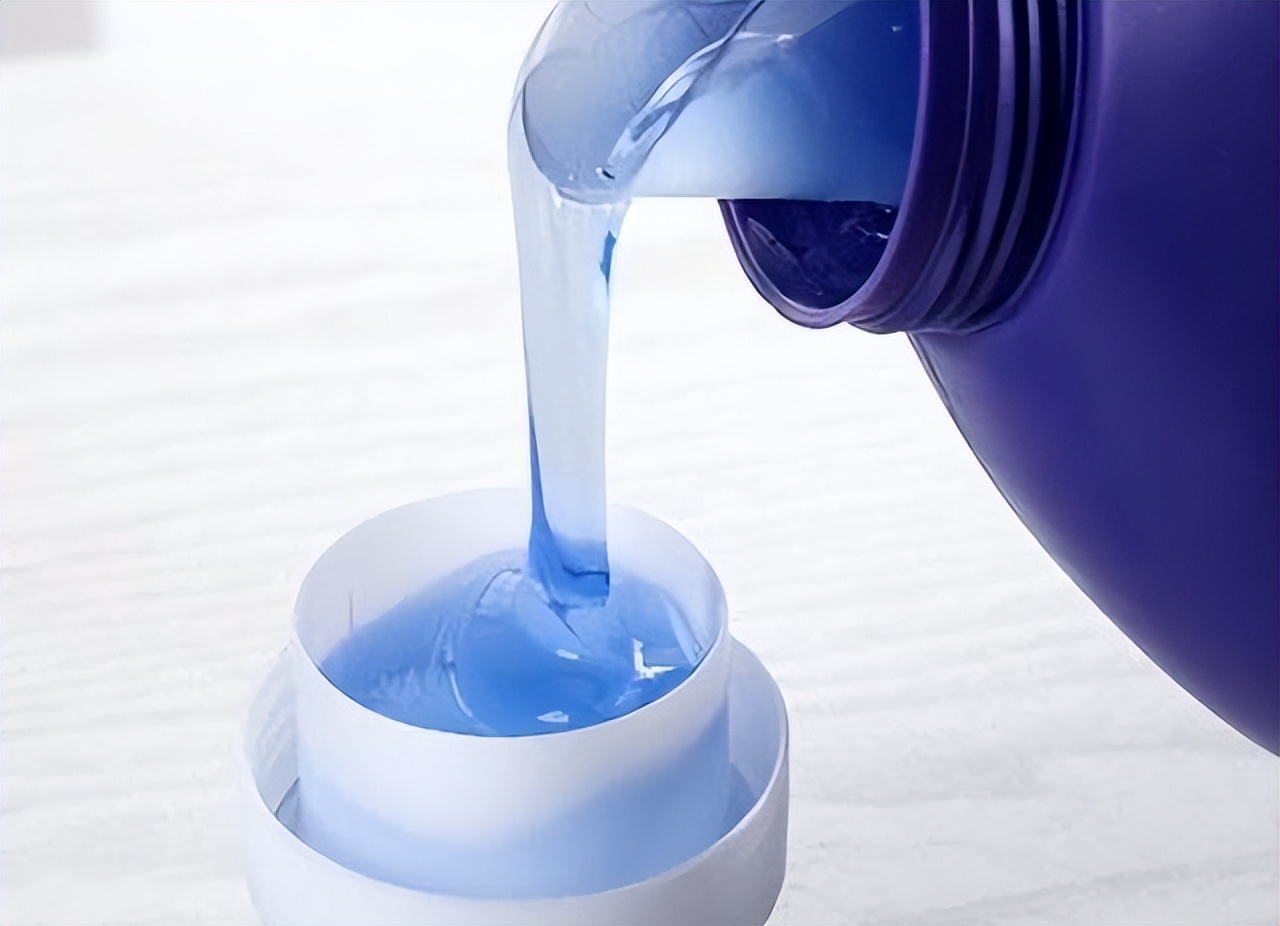 如何防止洗衣液把衣服洗变色,洗衣液残留在衣服上对皮肤有害吗