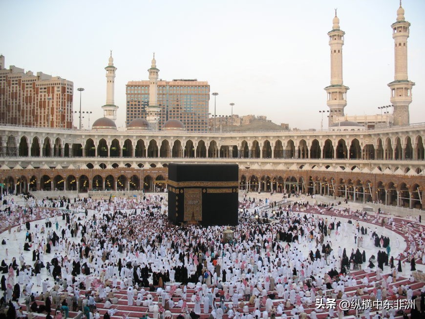 麦加天房黑石是陨石吗,麦加天房里的陨石特写