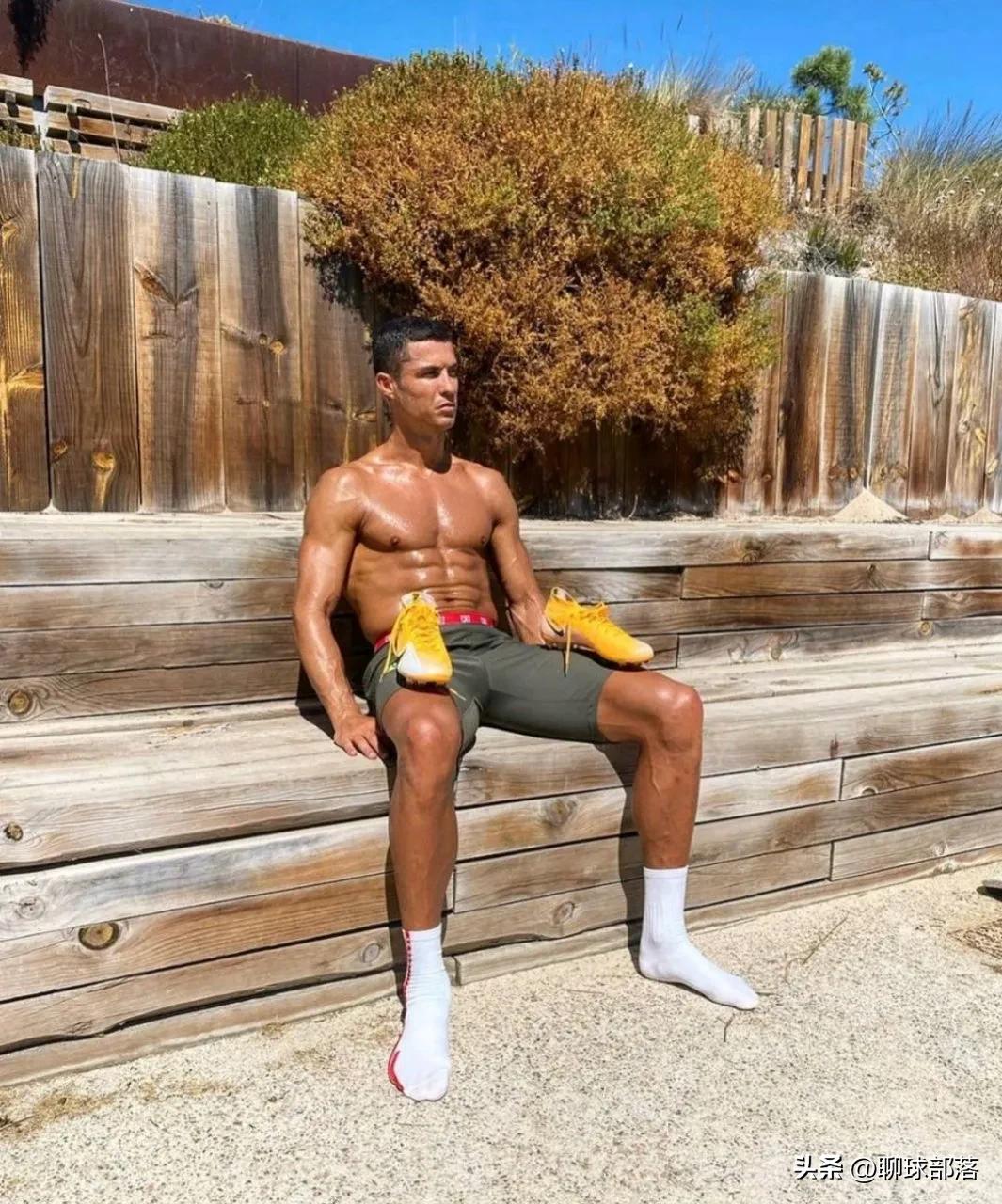 c罗的腹肌和国足比较,c罗腹肌对比中国男足