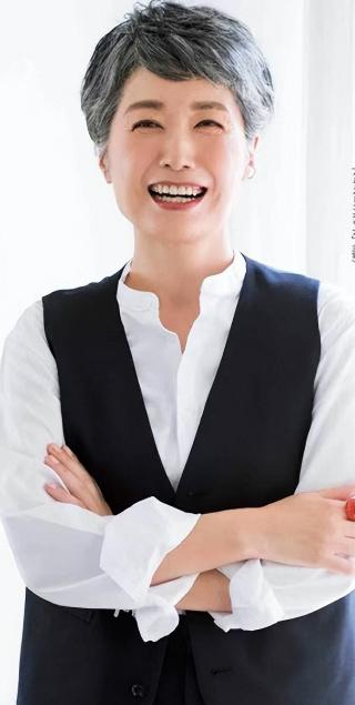 四十多岁的女人适应长发还是短发,40岁女人留长发年轻还是短发年轻