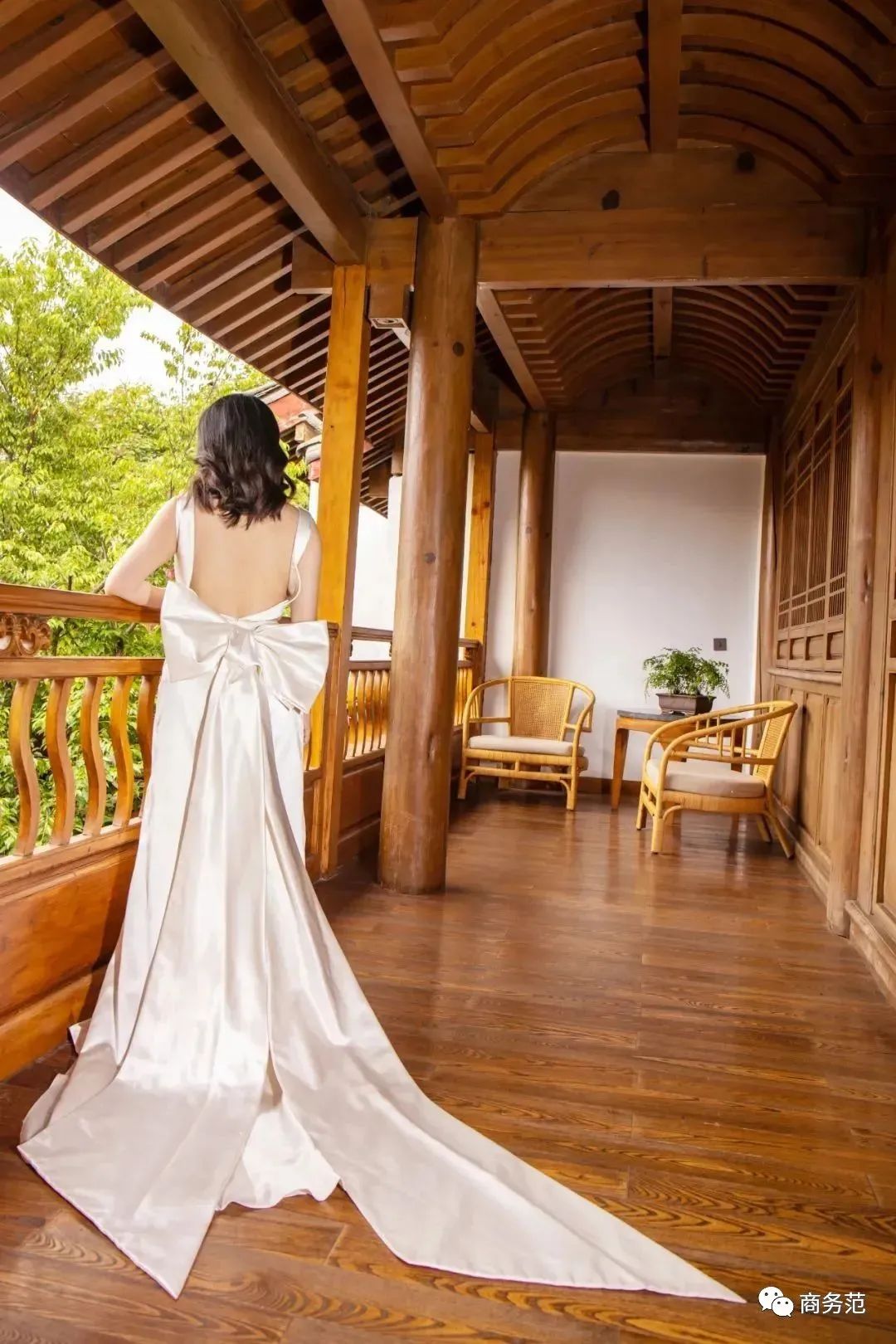 孟晚舟紫色连衣裙,孟晚舟蓝色连衣裙