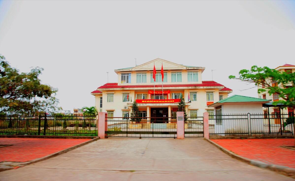 芒街“奇特”景象，很多人在街头摆钱卖？当地人：为方便中国游客