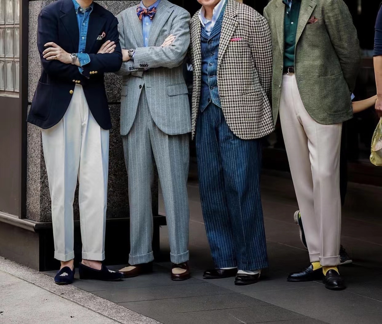 男士穿西装内搭穿什么,正装西装可以配t恤吗