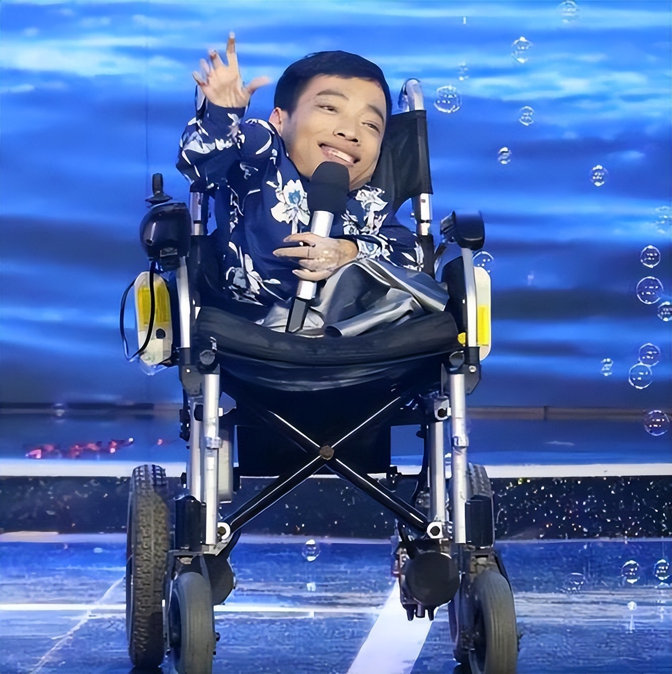 “袖珍总裁”身高90厘米，16岁创业资产高达3亿，娶美女秘书为妻