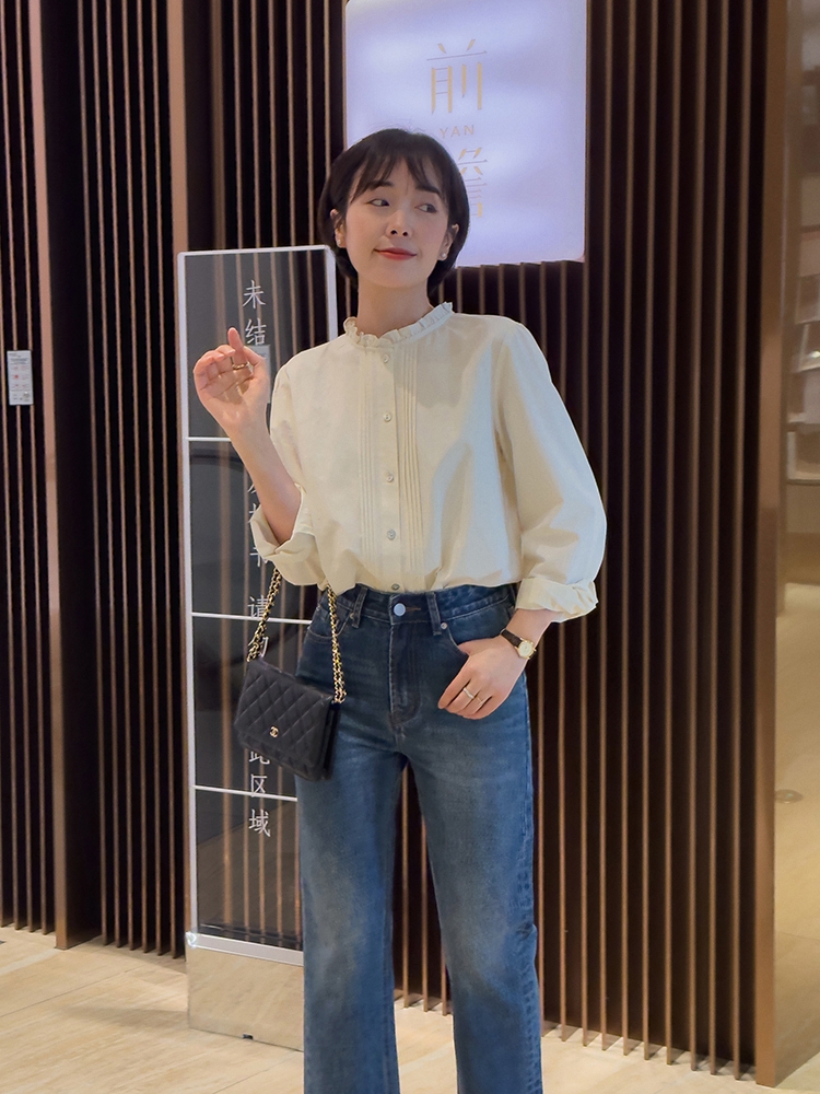 早春牛仔裤穿搭时尚感,春季搭配阔腿牛仔裤的上衣推荐