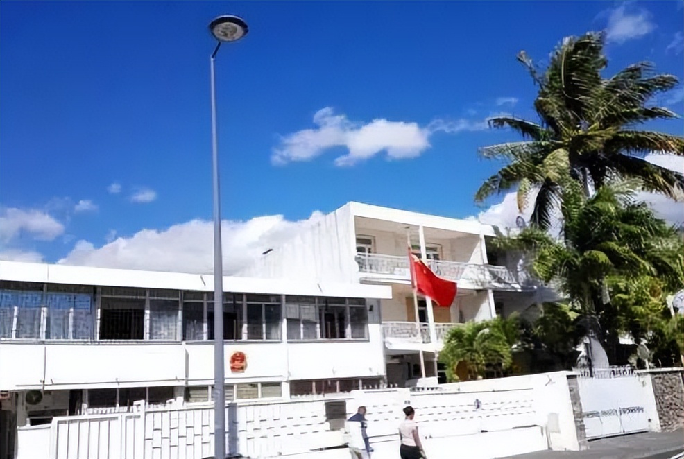 五星红旗迎风飘扬听从祖国的召唤,少先队员召唤五星红旗特效