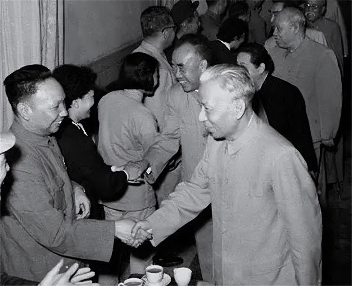 王光美回忆：为何*少奇刘**当选国家主席却没笑容？