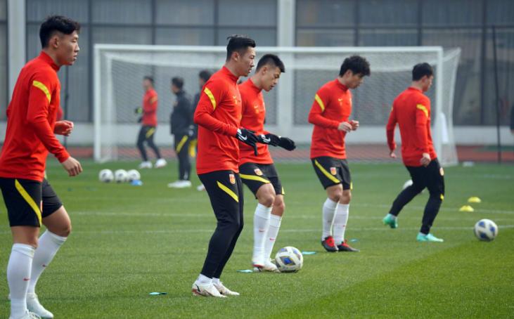 放弃练兵！陈戌源再做争议决定，国足首次退出比赛