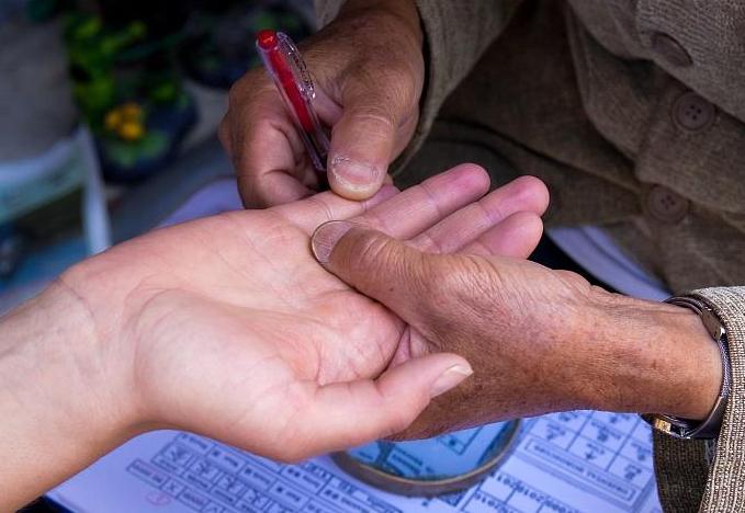 算命中的断掌有什么说法,关于断掌俗语