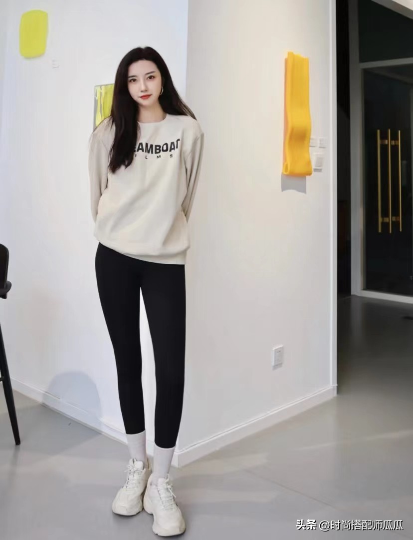 瑜伽裤的袜子穿搭,瑜伽裤怎么穿显腿好看