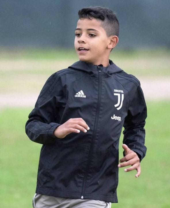 c罗12岁的时候,c罗12岁才踢球吗