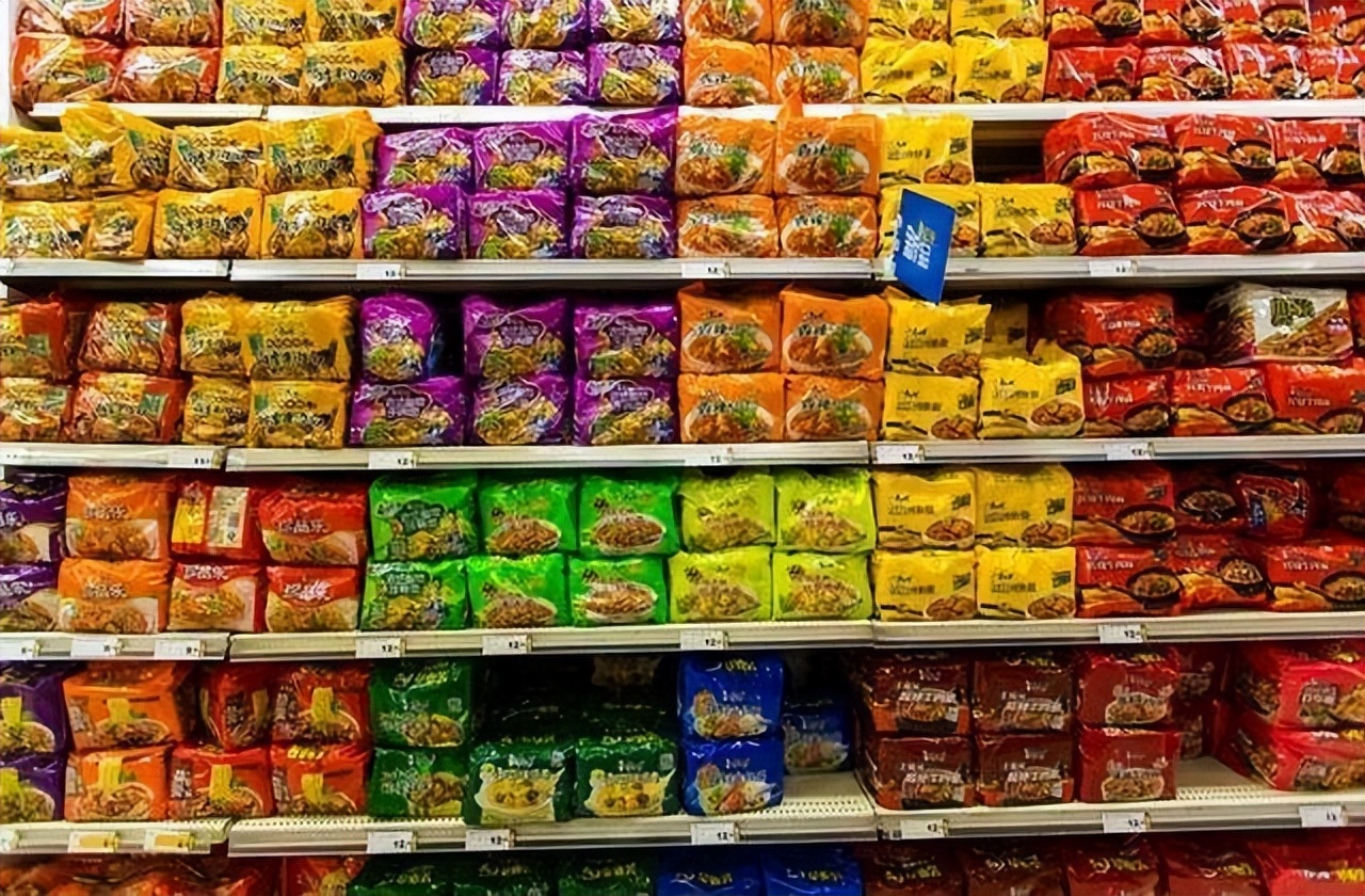 一男子出国携带方便面竟被罚款，这是特殊规定还是针对中国人呢？