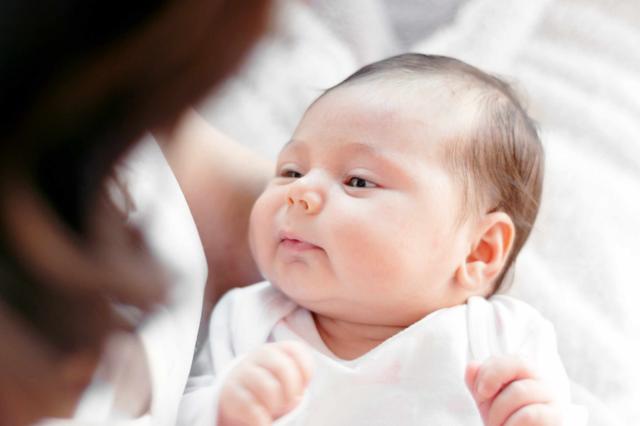 两个月宝宝体重不涨是奶水不足吗,奶不涨但是有奶阵是不是奶水不足