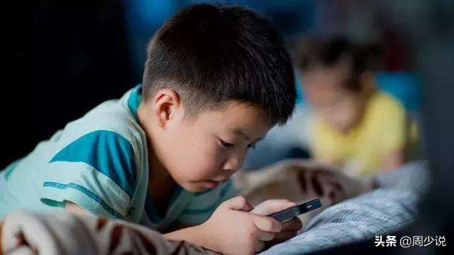 四岁宝宝玩手机上瘾怎么办,6岁小孩子玩手机上瘾怎么引导他
