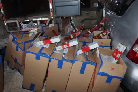 塘厦警方捣毁一假烟仓库,偷运100箱烟