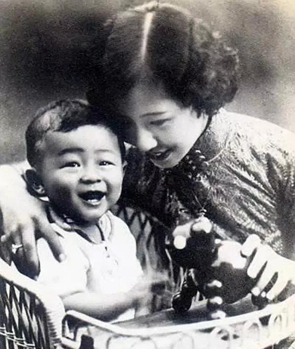 紫禁城最美三格格，在新中国摆摊卖香烟，毛主席为她点了个赞