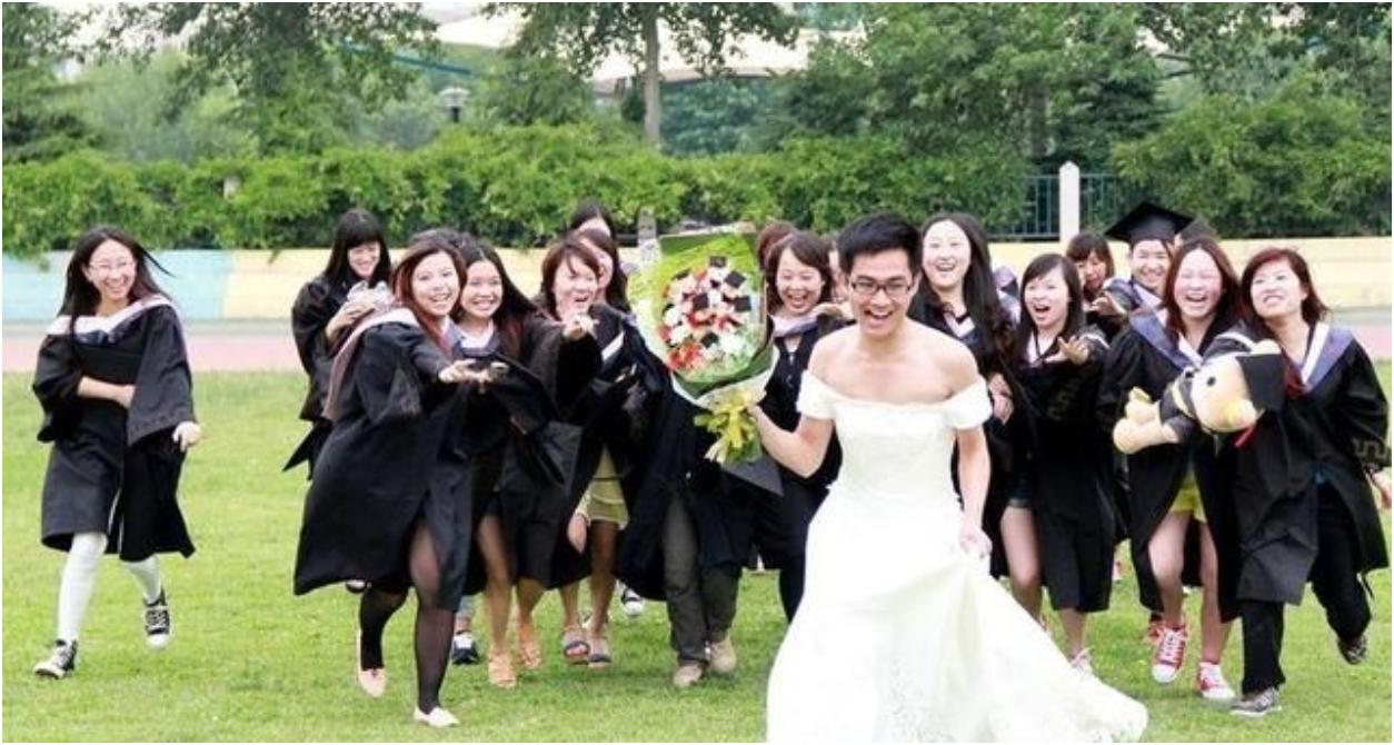 毕业照大专生穿学士服,大专生毕业不配穿学士服吗