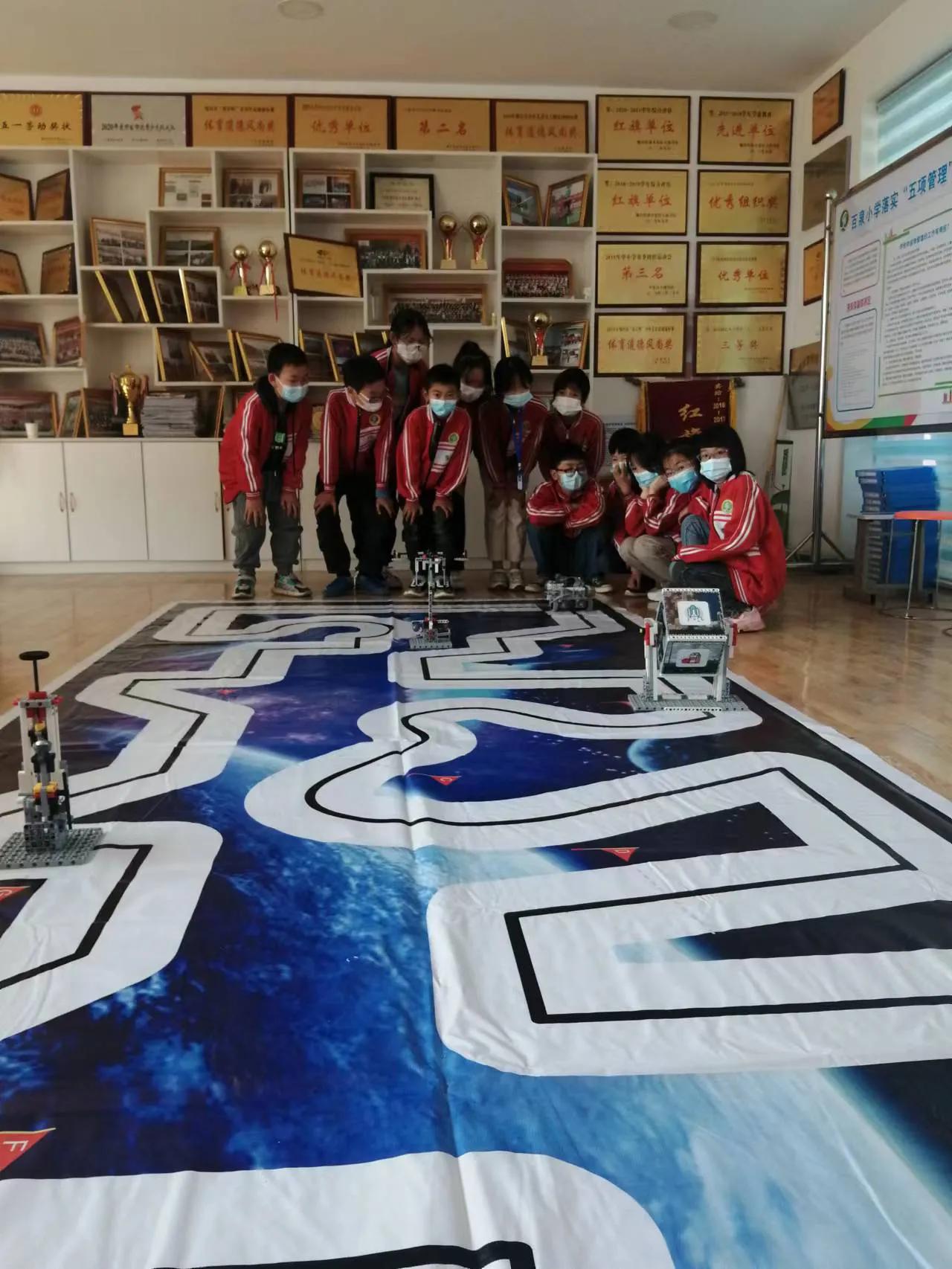 百泉小学课后服务“编程机器人”展特色