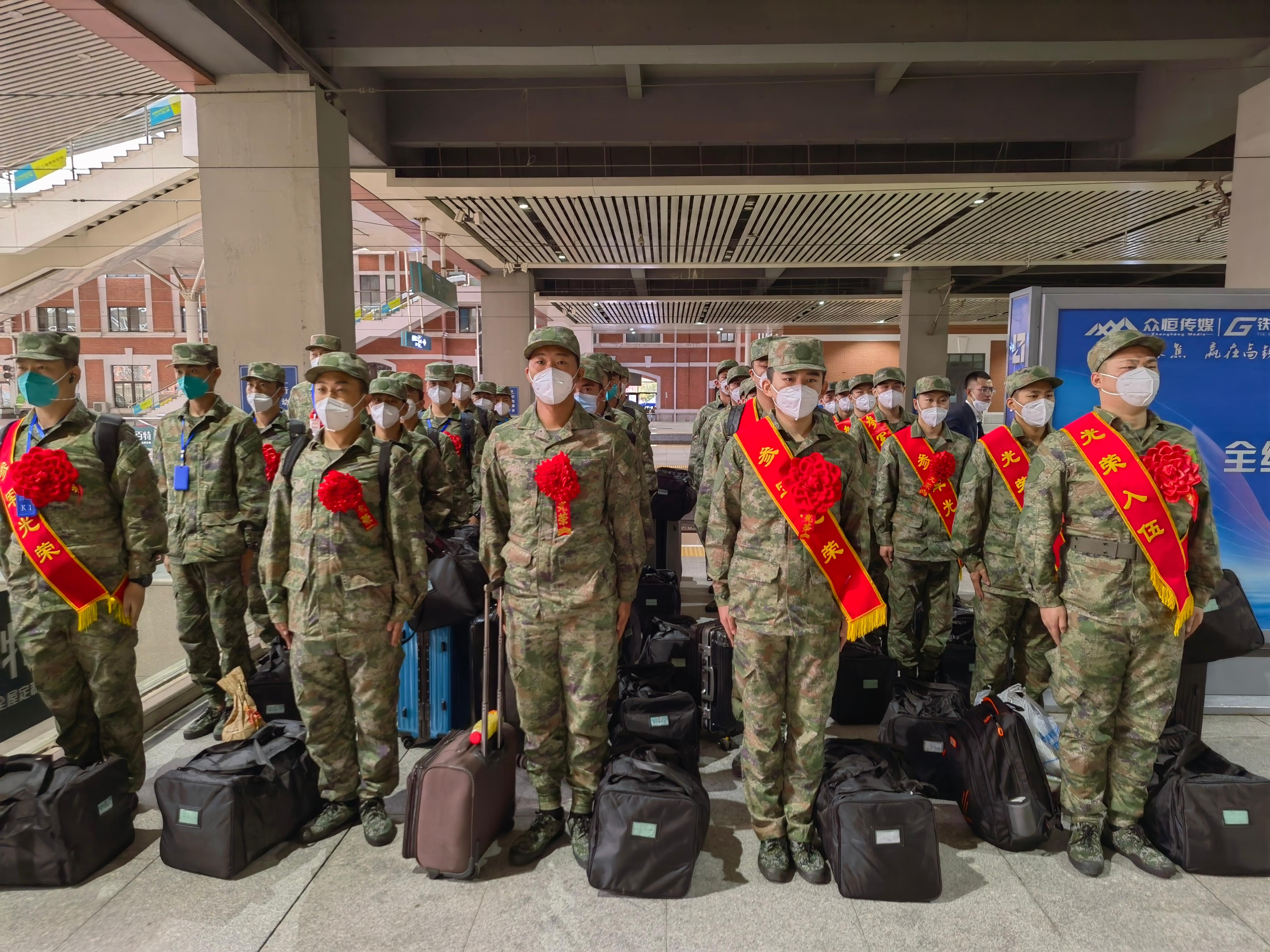 矢志从军报国绽放青*梦春**想辽宁省沈阳市2022年下半年新兵今日光荣启程奔赴军营