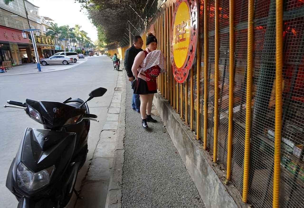 中缅边境铁丝网下交易，中国人大多是瑞丽人，缅甸货价格低廉