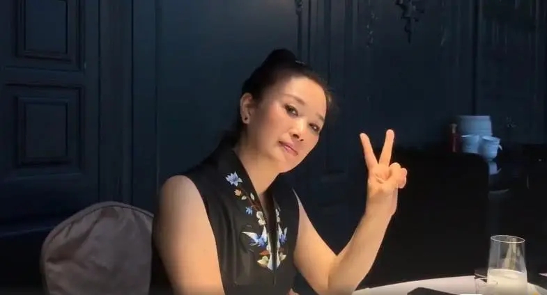 温州女富豪胡洁：前夫贪污出逃，她带女儿甘当小三，二婚嫁周立波