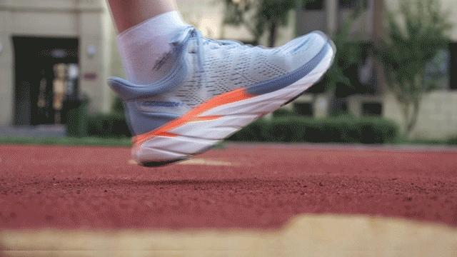 推荐踩屎感特别强的国产跑鞋,出街运动两不误