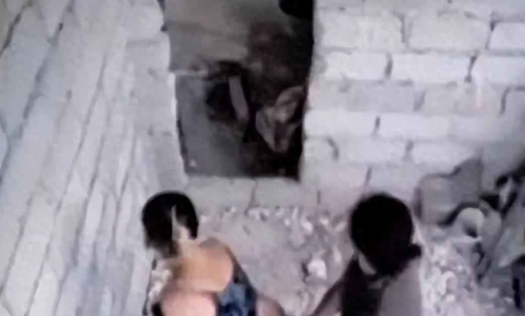 情侣亲热时男友突然咳嗽，女友感到心有余而力不足。