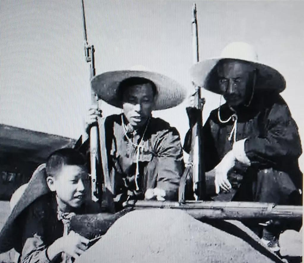 毛主席举起国产步枪——瞄准