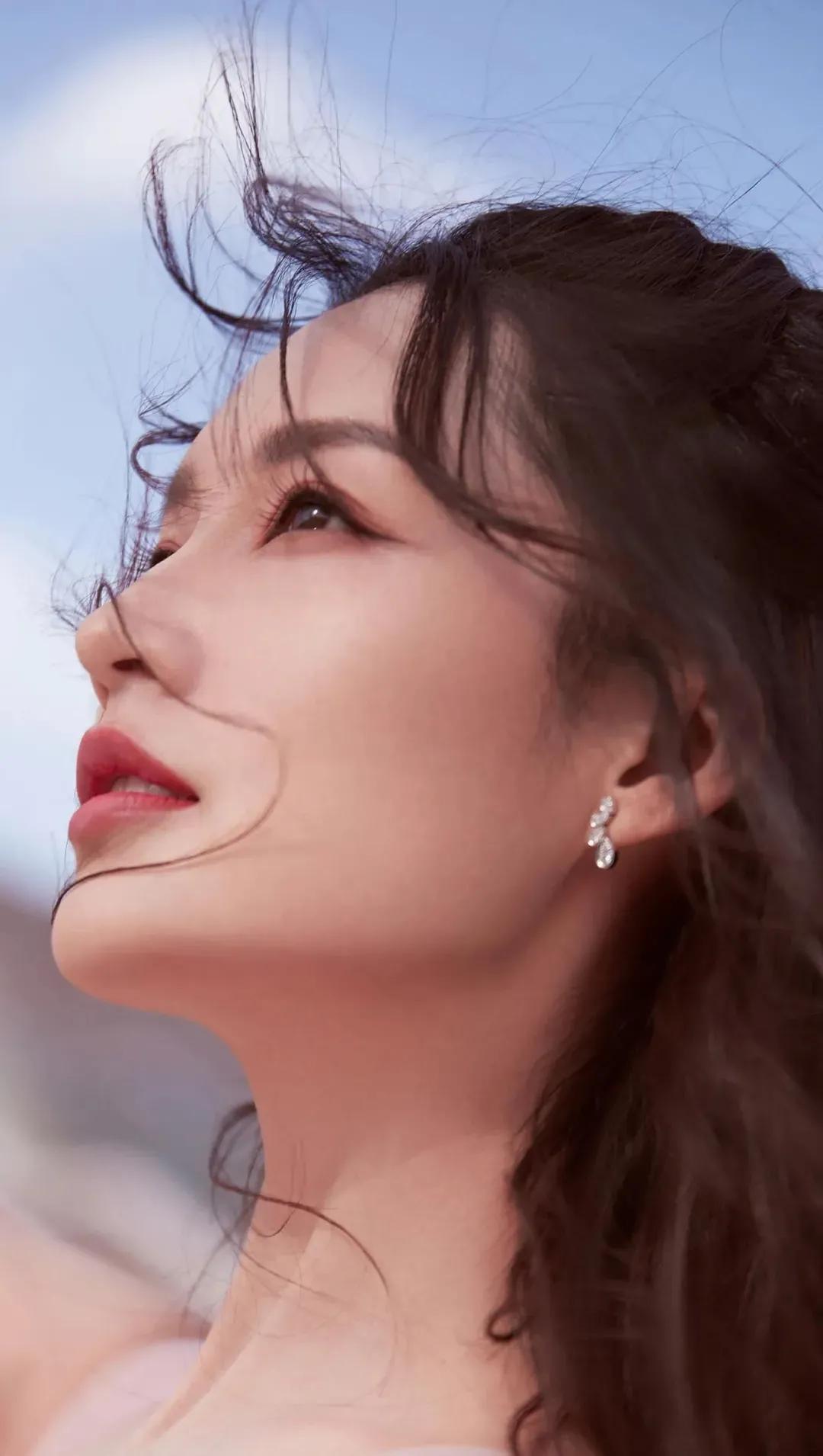 姹紫嫣红霞笼雾，佳酿温馨浅浅歌