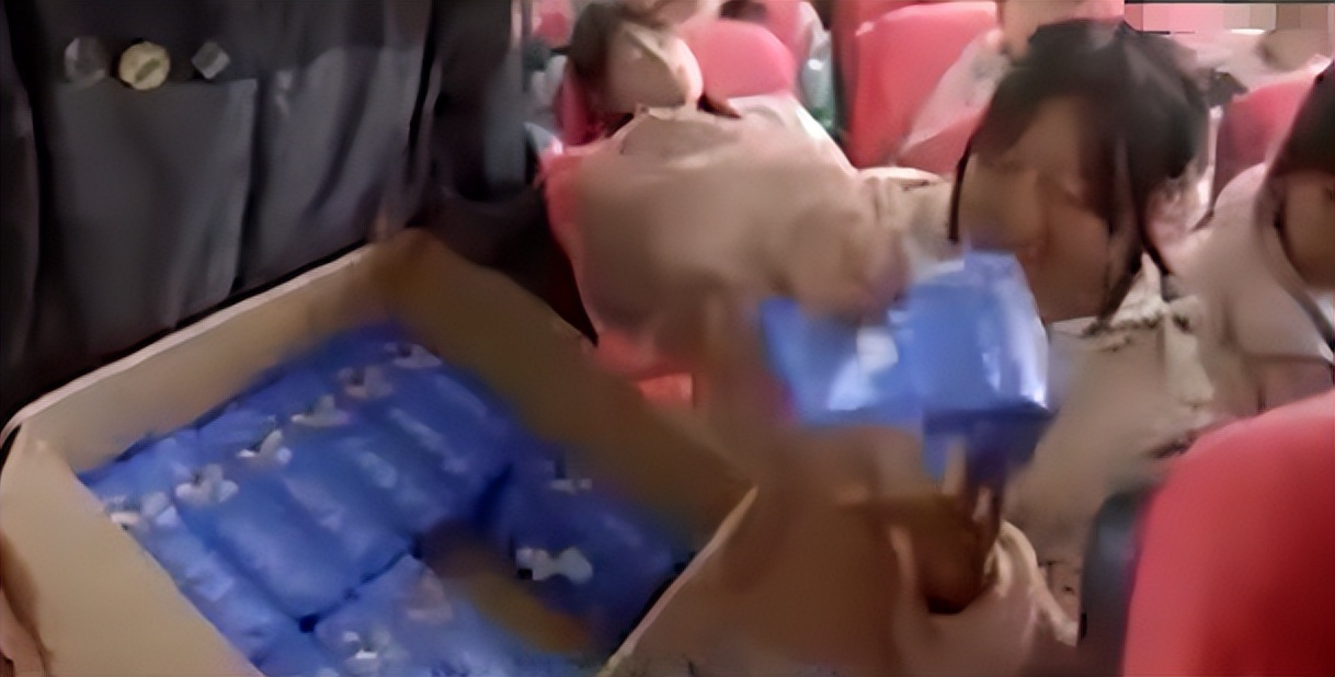 被骂上热搜的“卫生巾”，月经羞耻吗？怎么来个例假就羞耻了呢