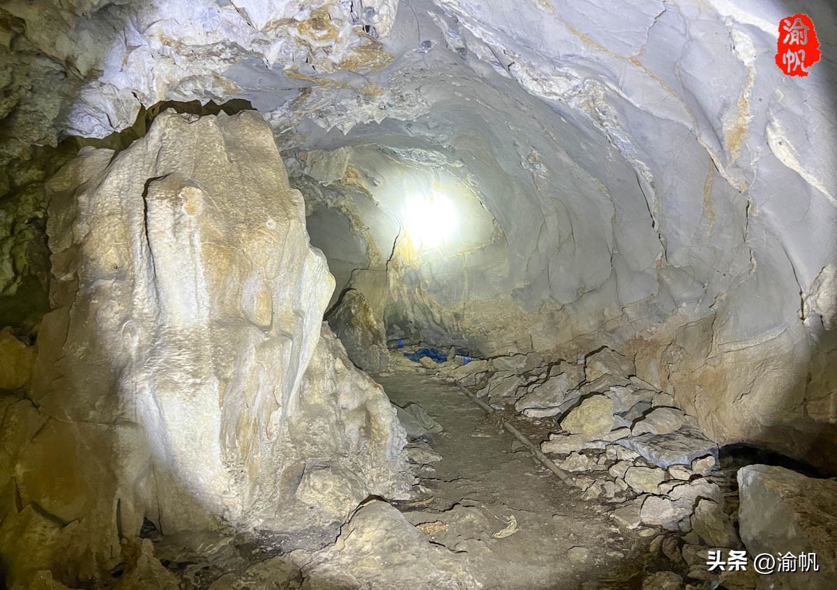 重庆深山悬崖上发现辉煌建筑房屋,重庆大山悬崖峭壁发现千年古房子