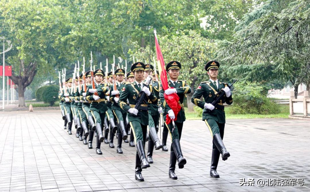 敬礼鲜艳的五星红旗,鲜艳五星红旗下敬礼视频