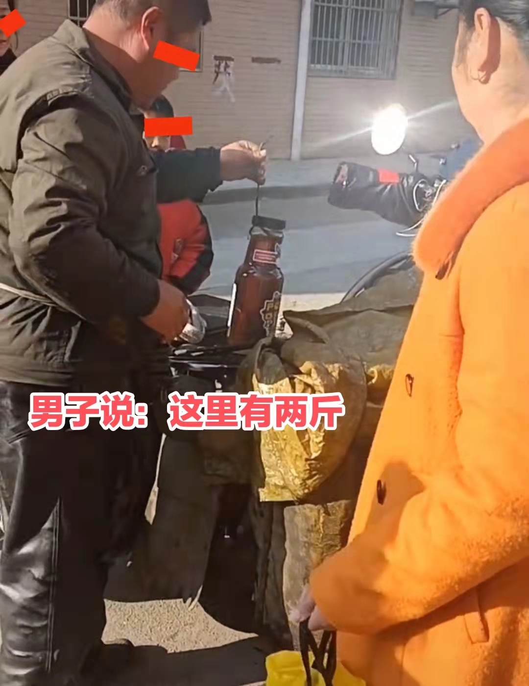 湖北：男子卖香油，油桶漏油卖10块1斤，有人买10斤还不知怎事