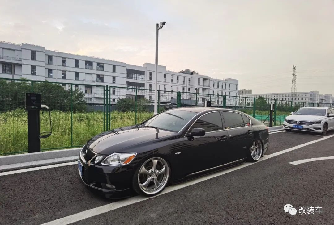 雷克萨斯gs300亮黑改装案例,本田思域适合刚毕业开吗