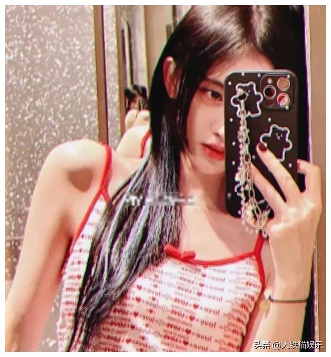 张嘉倪“假屁股”揭露了女星的伪精致，从头假到脚，还有啥是真的