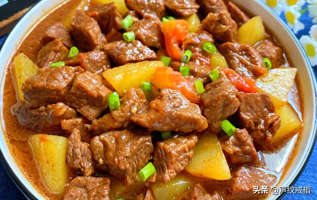 牛肉炖土豆芹菜西红柿金针菇白菜,炖牛肉西红柿圆白菜土豆