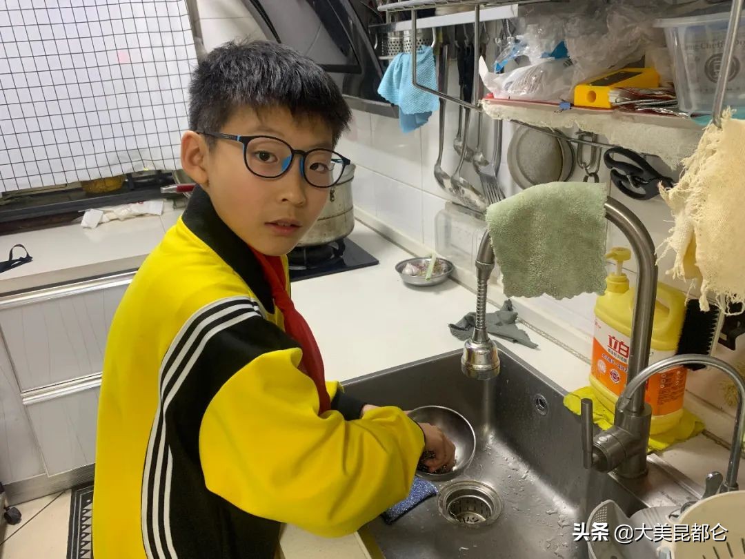 鏄嗛兘浠戝尯鏂版椂浠ｅソ灏戝勾,蹇潵鐪嬬湅鏄皝瀹剁殑濞冨▋