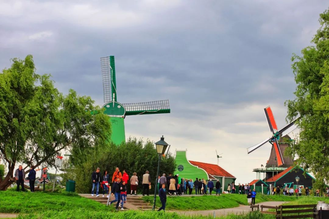 开车去欧洲第23集:在阿姆斯特丹*灯区红**,2名荷兰壮汉挑衅被我怼