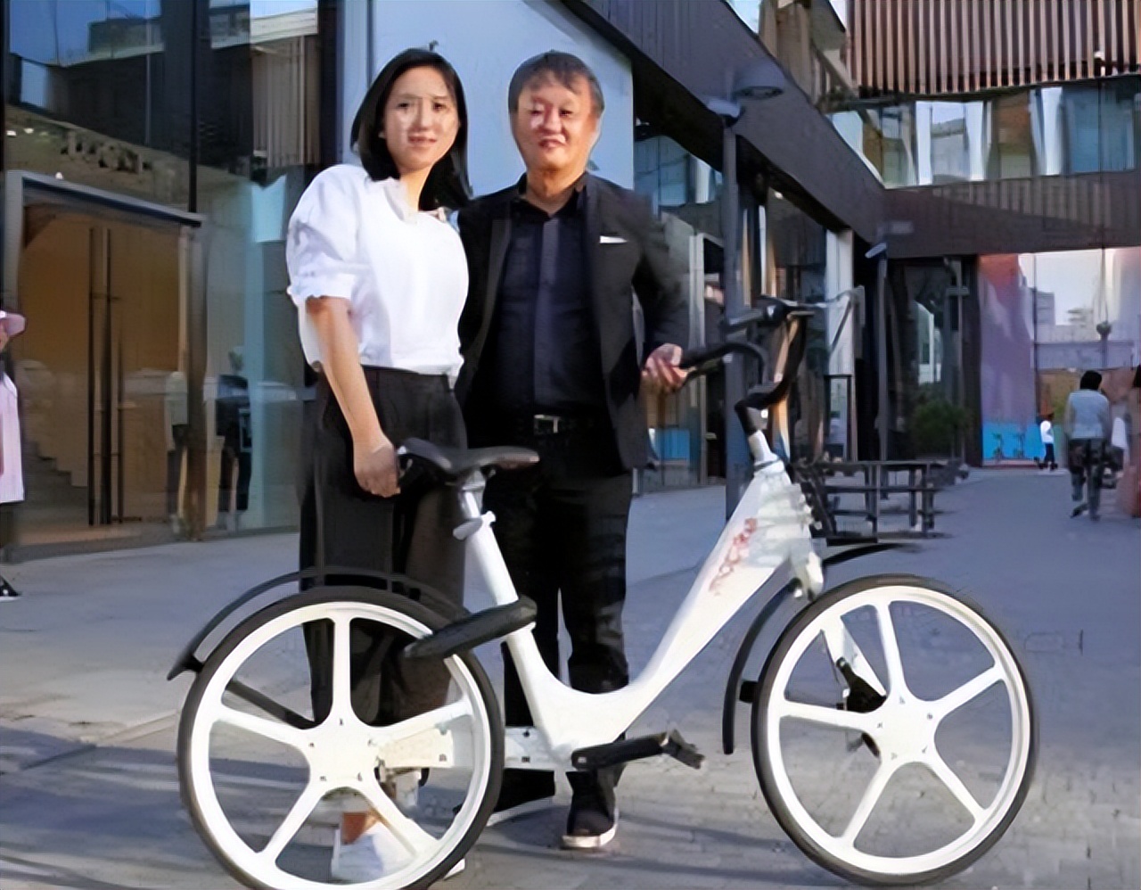 摩拜单车创始人胡玮炜卖了多少钱,ofo共享单车的创始人戴威