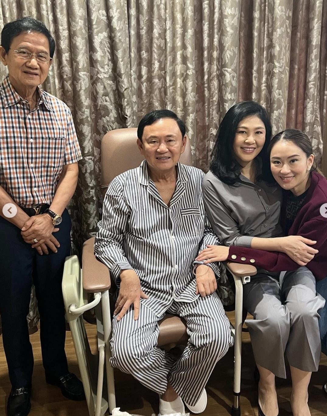 英拉穿长裤照片,54岁英拉穿粉衣扮嫩