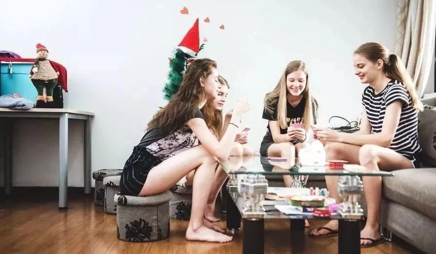 外国姑娘告诉我，模特这行不好做，全靠背地里干兼职