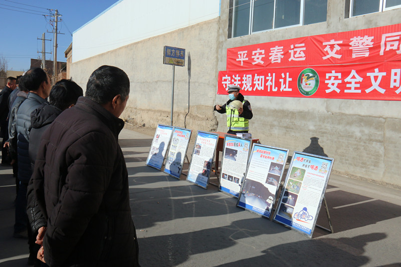【平安春运交警同行】民勤公安交警走进运通驾校开展春运交通安全及“一盔一带”冬季交通安全宣传活动