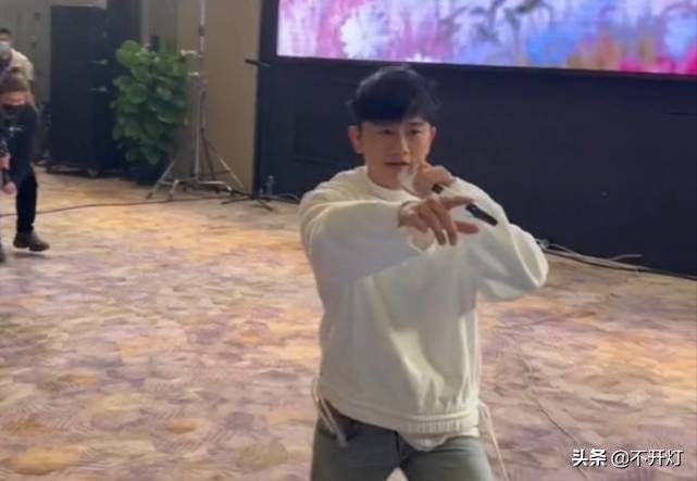 中国女足张杰李思思活动,张杰为中国女足庆祝视频