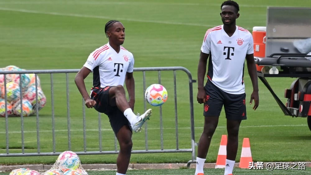 花式足球之七个简单易学的地面起球技巧