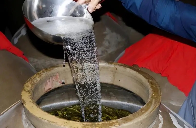 97香港回归特制公斤赖茅:一瓶2斤装,市场价究竟多少钱一瓶?