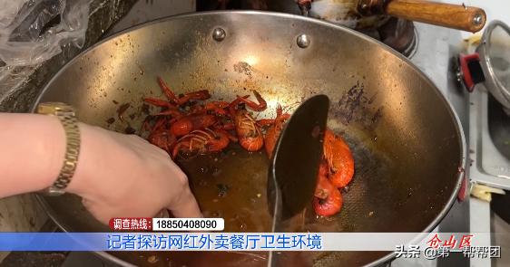 食品加工区设厕所，调料区飞苍蝇，这几家网红外卖店，你点过吗？