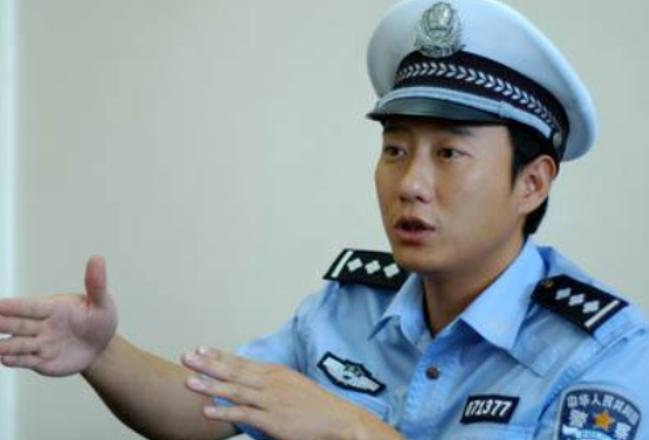 网红交警谭乔名场面,拯救无数司机的“网红交警”谭乔