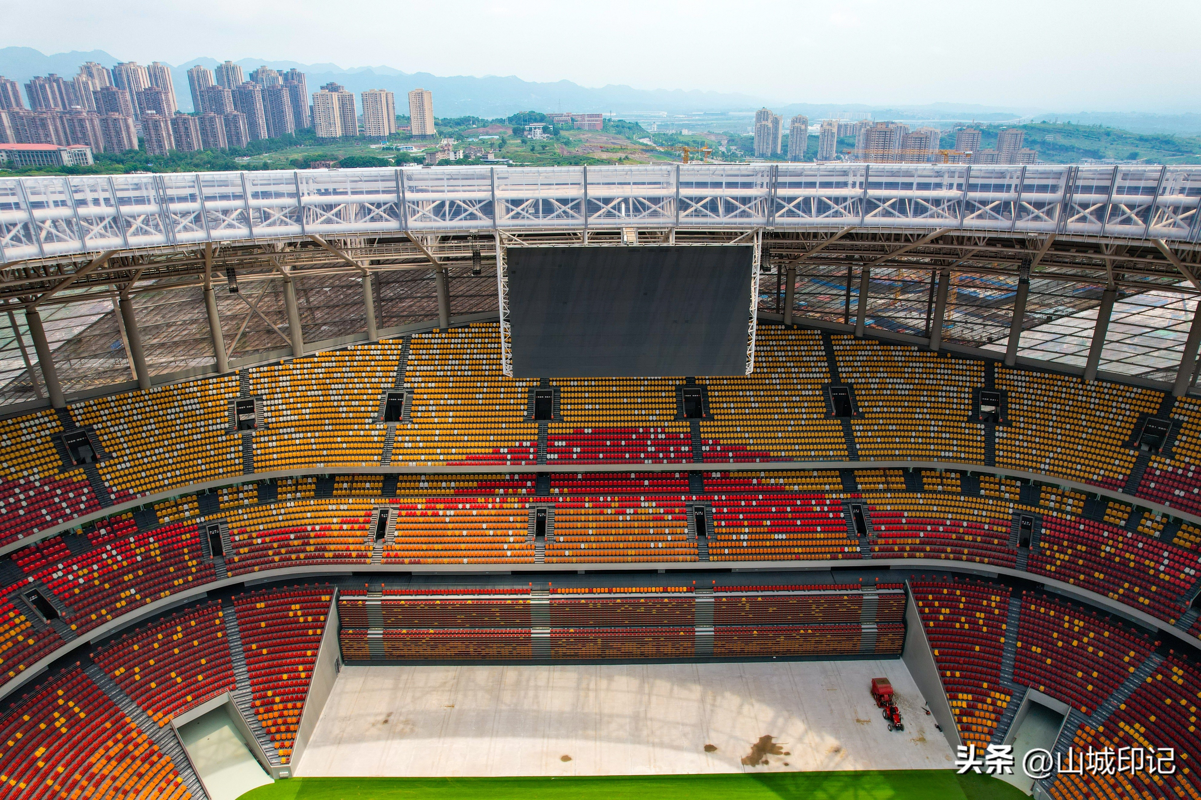 龙兴足球场是重庆首个专业足球场,重庆龙兴专业足球场南看台